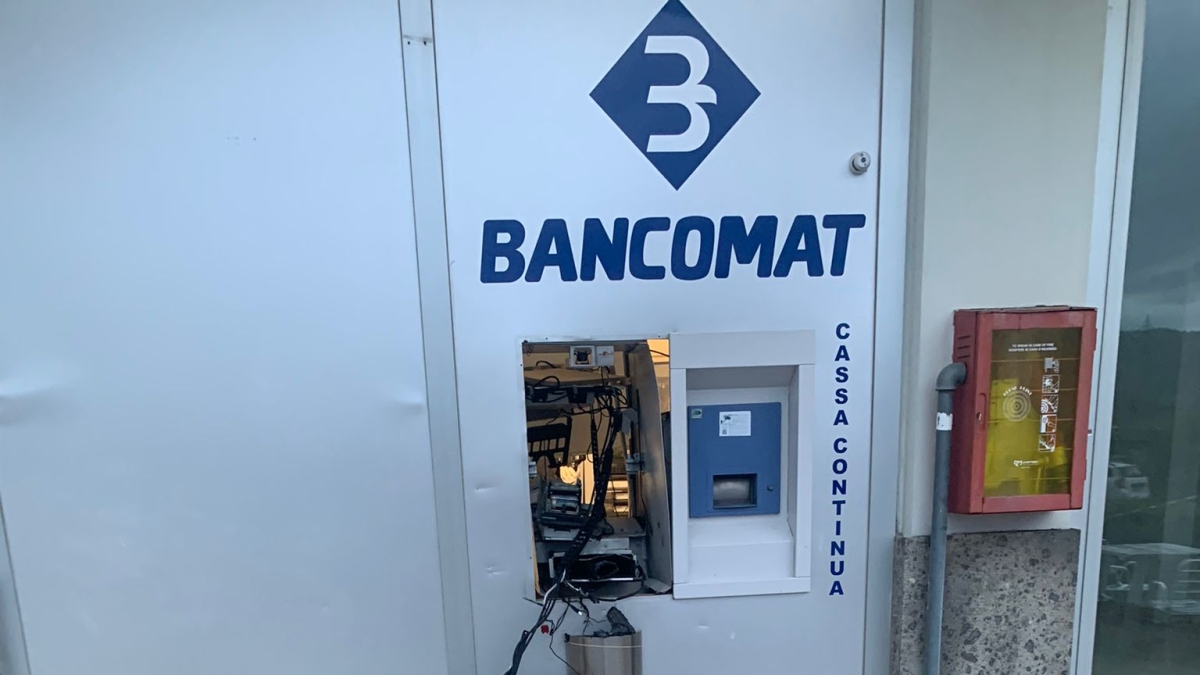 Firenze, fanno saltare in aria due bancomat, ma il bottino è magro