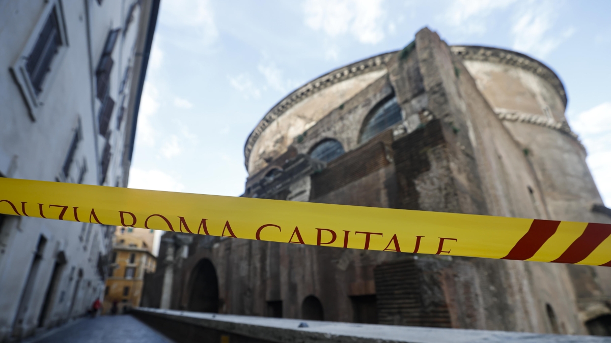 Roma, turista giapponese 69enne precipita dal muro del Pantheon e muore Roma, turista giapponese 69enne precipita dal muro del Pantheon e muore