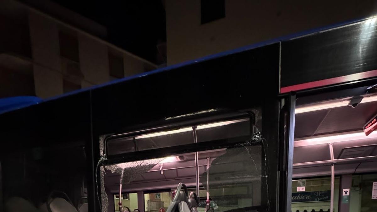 Firenze, spinge i passeggeri sul bus e poi spacca i vetri. I sindacati: «Vogliamo incontrare il prefetto»