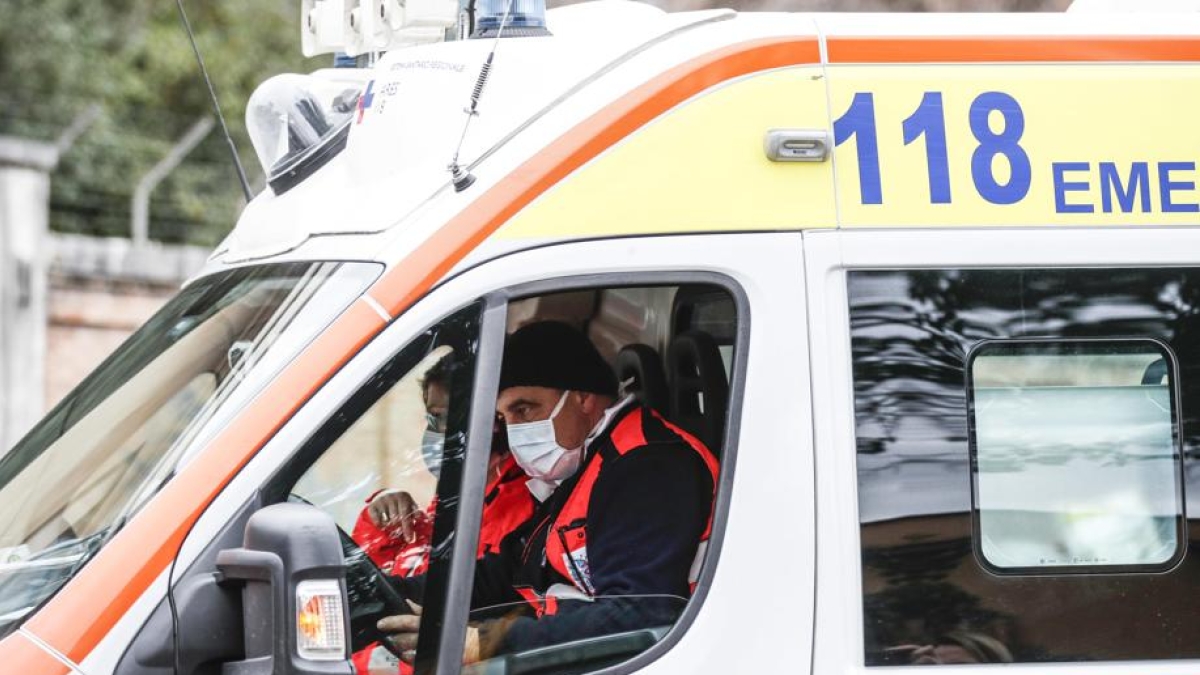 Trionfale, incendio in un appartamento: palazzo evacuato, tre intossicati. Le fiamme provocate da una «ciabatta» elettrica