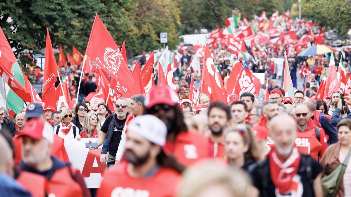 A Roma la piazza Cgil contro la Manovra. Landini: «Va cambiata, pronti allo sciopero» A Roma la piazza Cgil contro la Manovra. Landini: «Va cambiata, pronti allo sciopero»