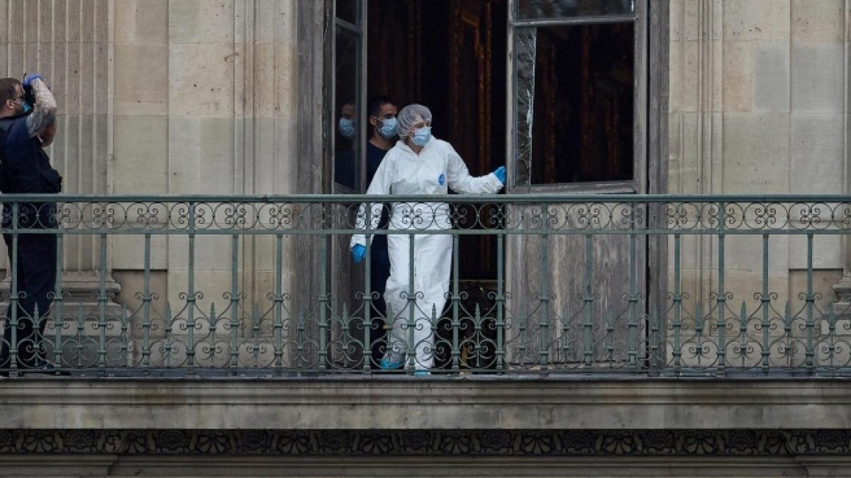 Furto al Louvre, arrestati due uomini sospettati di far parte della banda Furto al Louvre, arrestati due uomini sospettati di far parte della banda