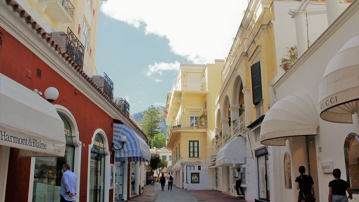 Capri, tentano un colpo in via Camerelle, la strada dello shopping e del lusso: arrestati tre russi