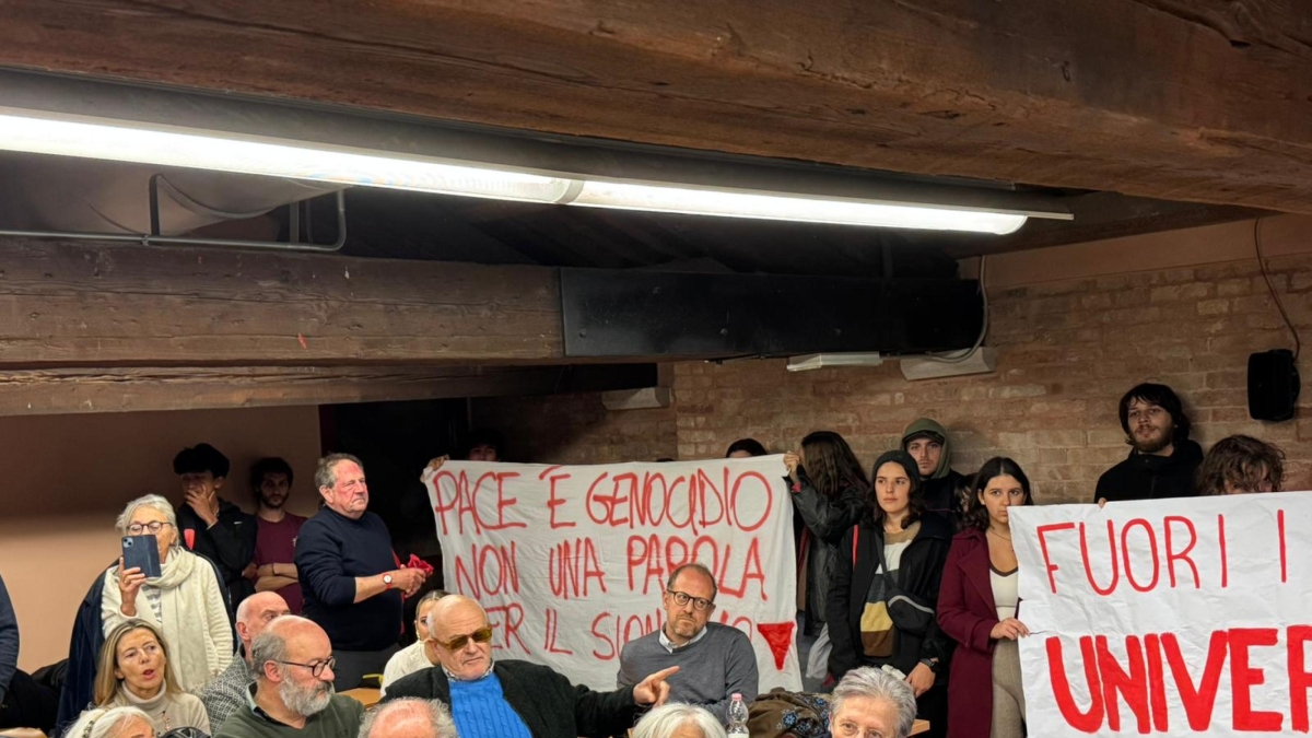 Venezia, attivisti pro Pal bloccano un incontro con Fiano (Pd) all Venezia, attivisti pro Pal bloccano un incontro con Fiano (Pd) all