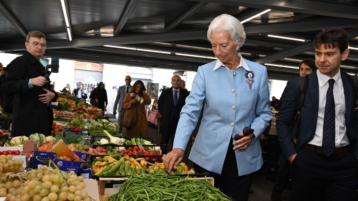 Lagarde visita (a sorpresa) il mercato di Sant’Ambrogio a Firenze: «Dobbiamo assicurarci che i prezzi del cibo calino»