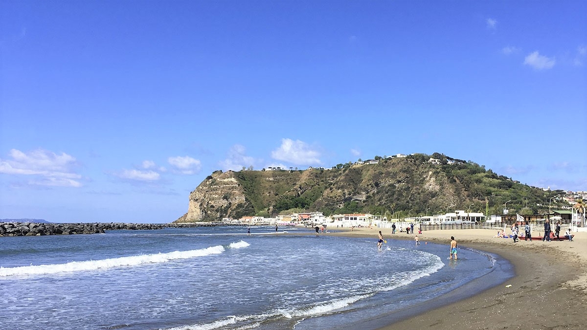 Bacoli, il sindaco: 25mila metri quadri di spiaggia libera in più dai lidi militari
