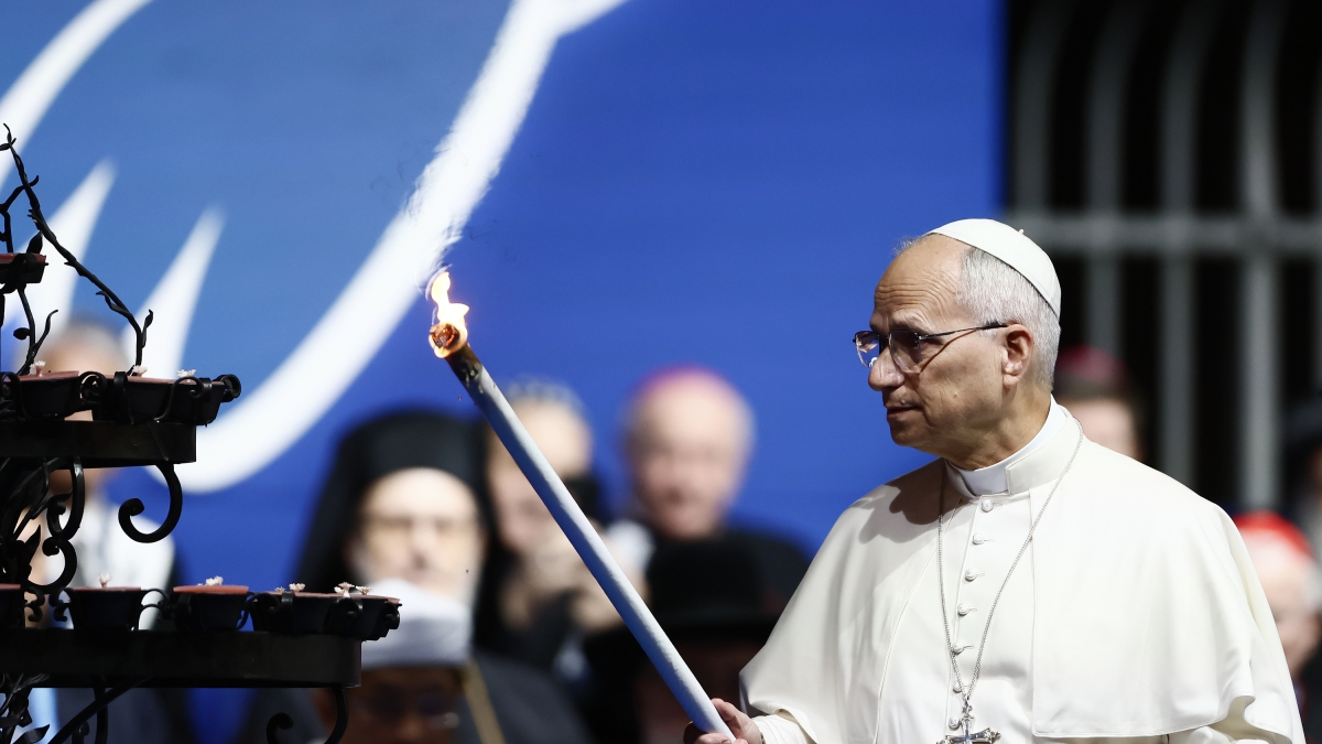 Roma, Papa Leone XIV all'incontro per la pace al Colosseo: «Basta guerre, con i loro cumuli di morti»