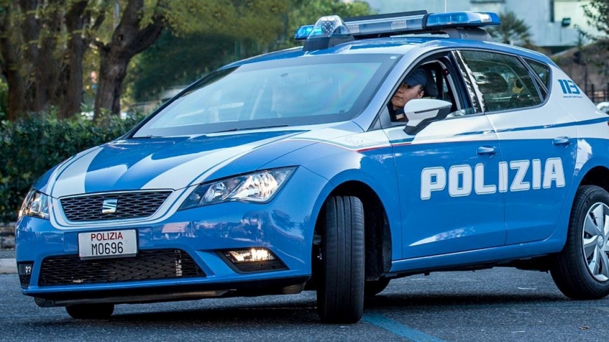 Ostia, boato e vetri rotti: bomba carta esplode in androne di palazzina popolare