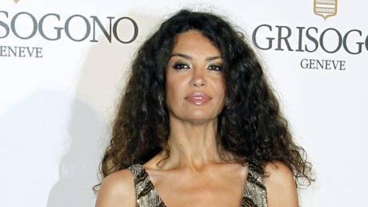 Afef Jnifen compie 62 anni: gli inizi nella moda, perché ha lasciato la tv, i quattro matrimoni, 7 segreti