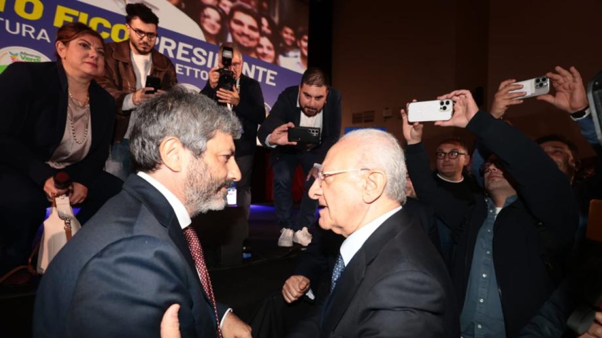 Fico apre la campagna elettorale, l'abbraccio di De Luca: «Ci volevano divisi, vinceremo»