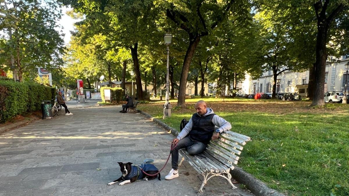 Tony, il giardiniere divenuto clochard in piazza Donatello a Firenze: «Io e Masha cerchiamo un tetto e un po' di umanità»