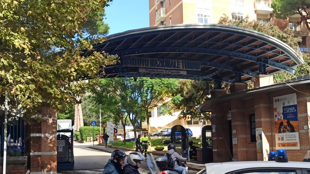 Ospedale Pascale, le 25 guardie giurate in stato di agitazione: «Stipendio non pagato»