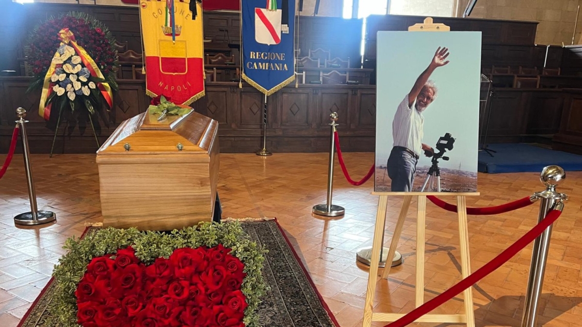 Mimmo Jodice, commozione per l'addio agli «occhi di Napoli»: fiume di autorità e personaggi della cultura al Maschio Angioino