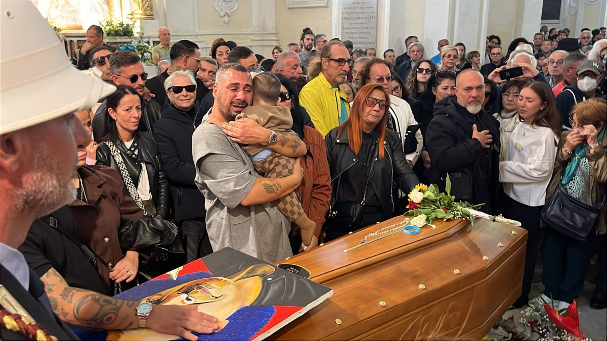 L'addio a James Senese, applausi e commozione