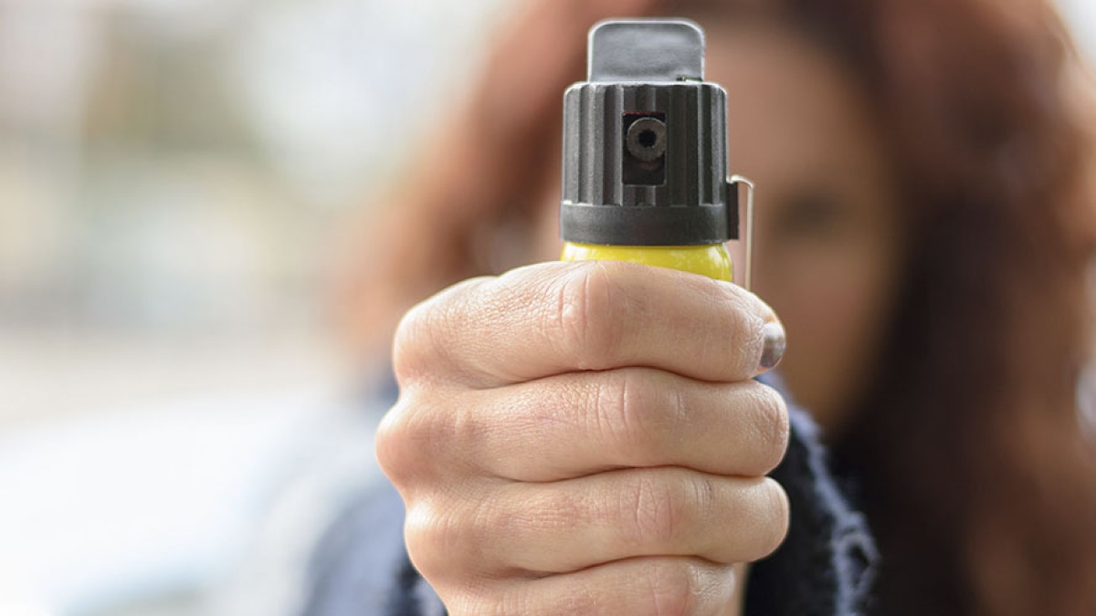 Como, si spoglia sul piazzale della stazione e molesta una ragazza di 23 anni: la madre lo «stende» con lo spray urticante