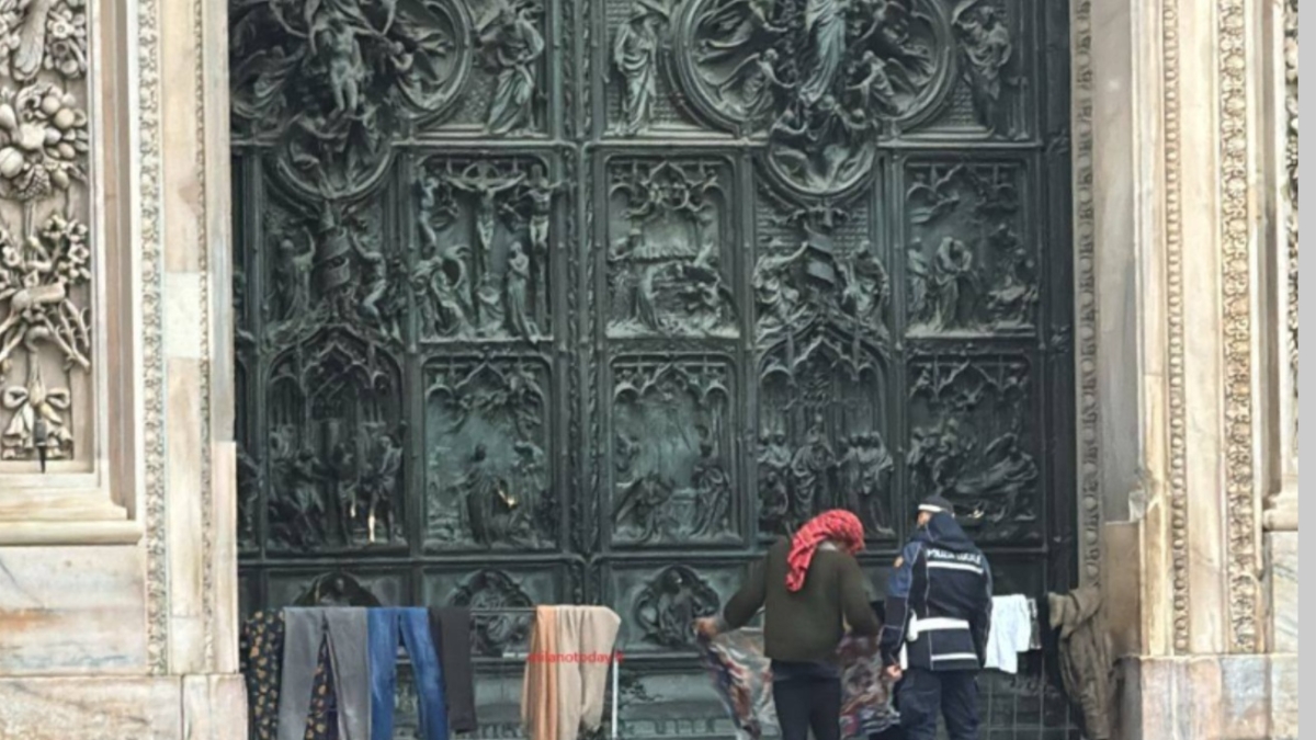 Milano, clochard stende i panni ad asciugare davanti al Duomo: bloccato dalla polizia locale, la foto rimbalza in rete