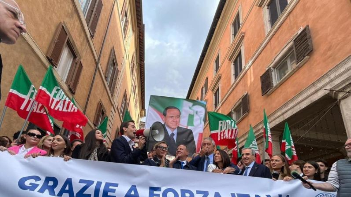 FI festeggia, gigantografia di Berlusconi e striscioni. Nordio: «Per il Cav? No, per la democrazia»