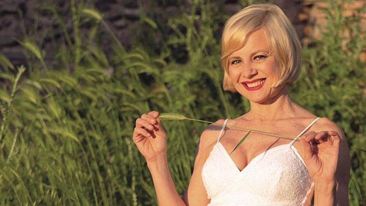 Antonella Elia compie 62 anni: gli inizi nella pubblicità, la celebre sfuriata di Mike, l'amore con Pietro Delle Piane, 7 segreti