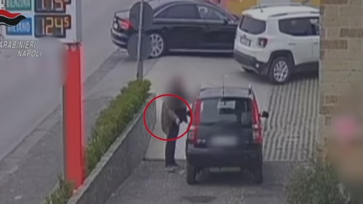 Somma Vesuviana, aggredisce la ex ferma a fare benzina: salvata dal titolare del distributore