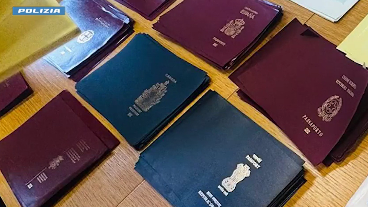 Milano, scoperta la «fabbrica» clandestina dei passaporti falsi: colti sul fatto mentre ritirano i pacchi in Centrale, due arrestati