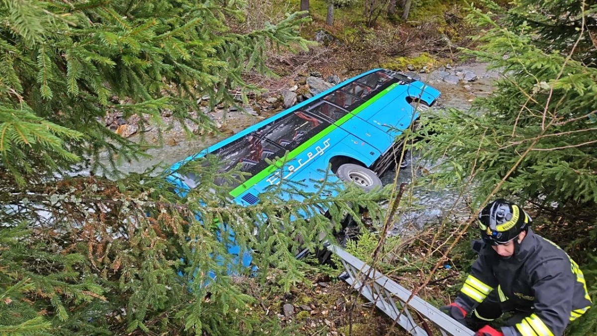 Sondrio, scuolabus carico di studenti esce di strada e finisce nel torrente Frodolfo: feriti 4 ragazzi e l'autista