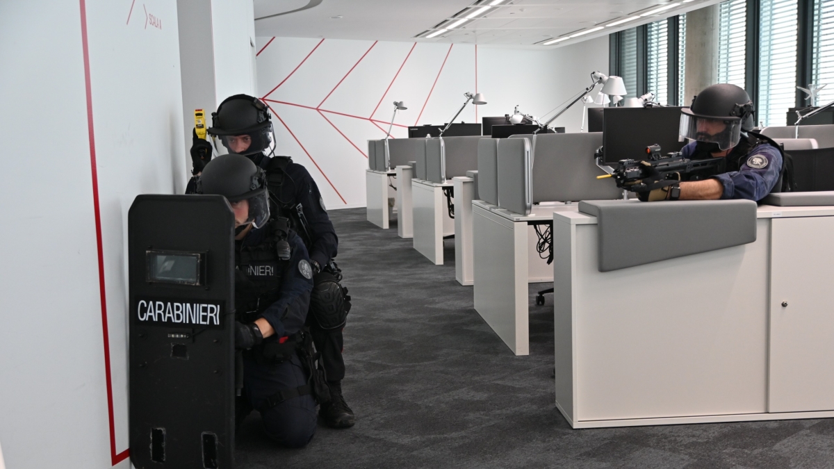 Prove di attentato alla Torre Generali di Citylife: terroristi, ostaggi e le teste di cuoio del «Gis»