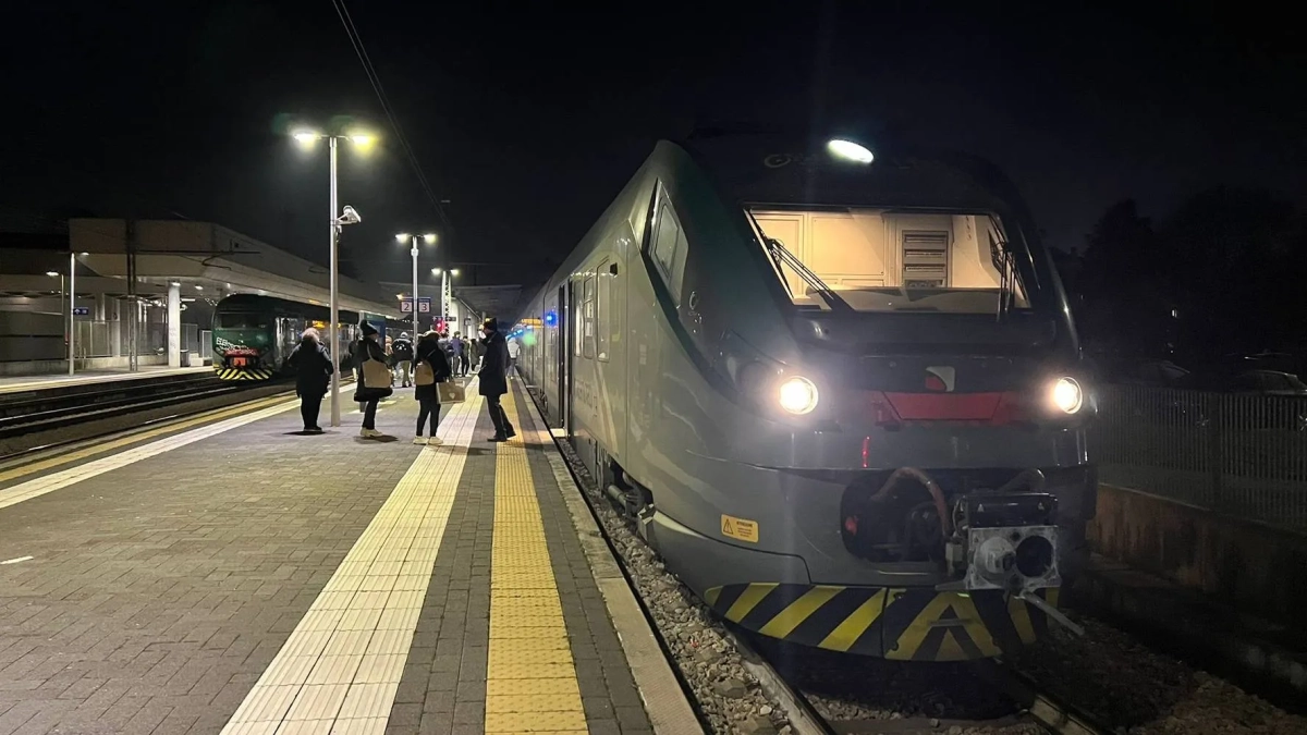 Laveno Mombello, capotreno Trenord circondato e aggredito alla stazione: caccia a quattro minorenni