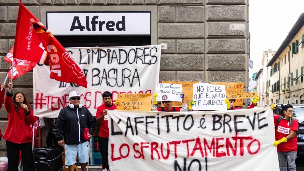 Firenze, gli addetti alle pulizie degli Airbnb in piazza: «Siamo trattati come spazzatura»