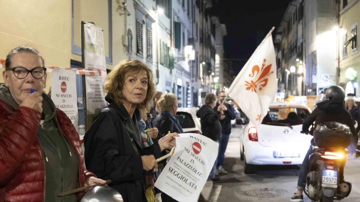 Firenze, fischietti, pentole, padelle e una «seggiolata» contro lo spaccio: «Via Palazzuolo non sia abbandonata»