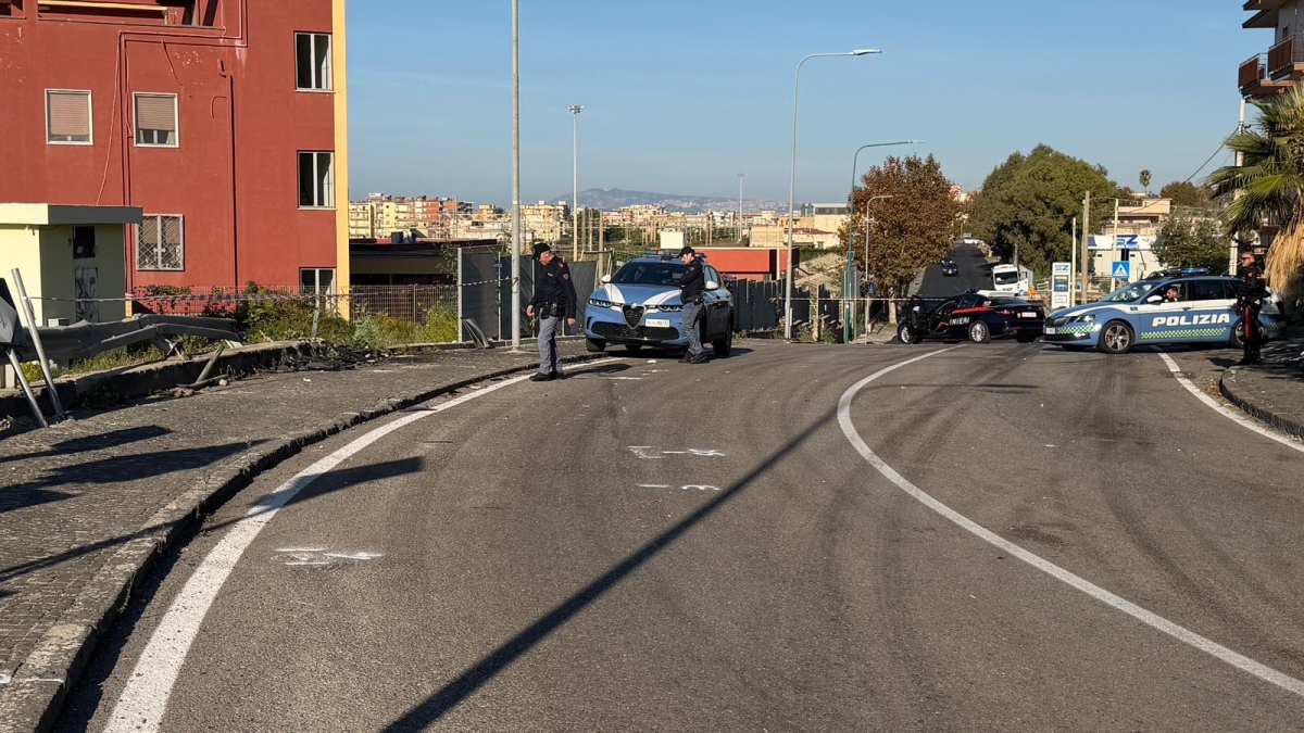 Napoli, Suv con 6 persone invade la corsia e si schianta contro una volante: muore poliziotto, grave il collega  Napoli, Suv con 6 persone invade la corsia e si schianta contro una volante: muore poliziotto, grave il collega