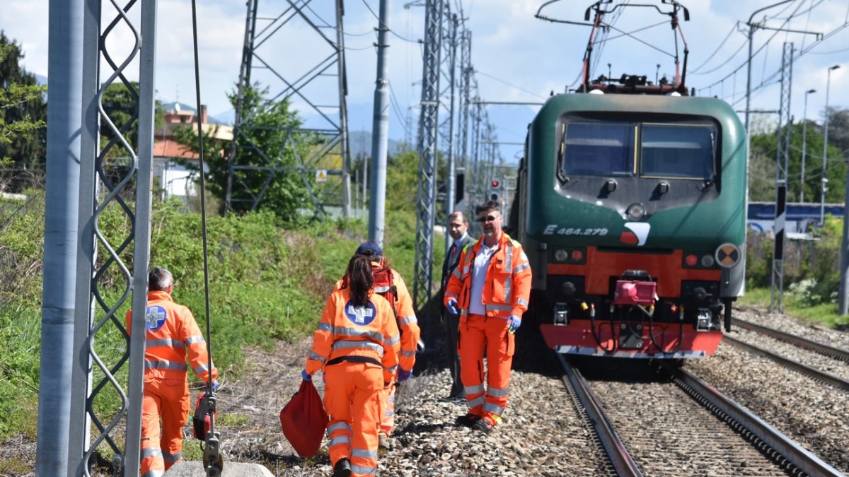 Garbagnate, 25enne investito dal Malpensa express mentre attraversa i binari: linea bloccata per due ore