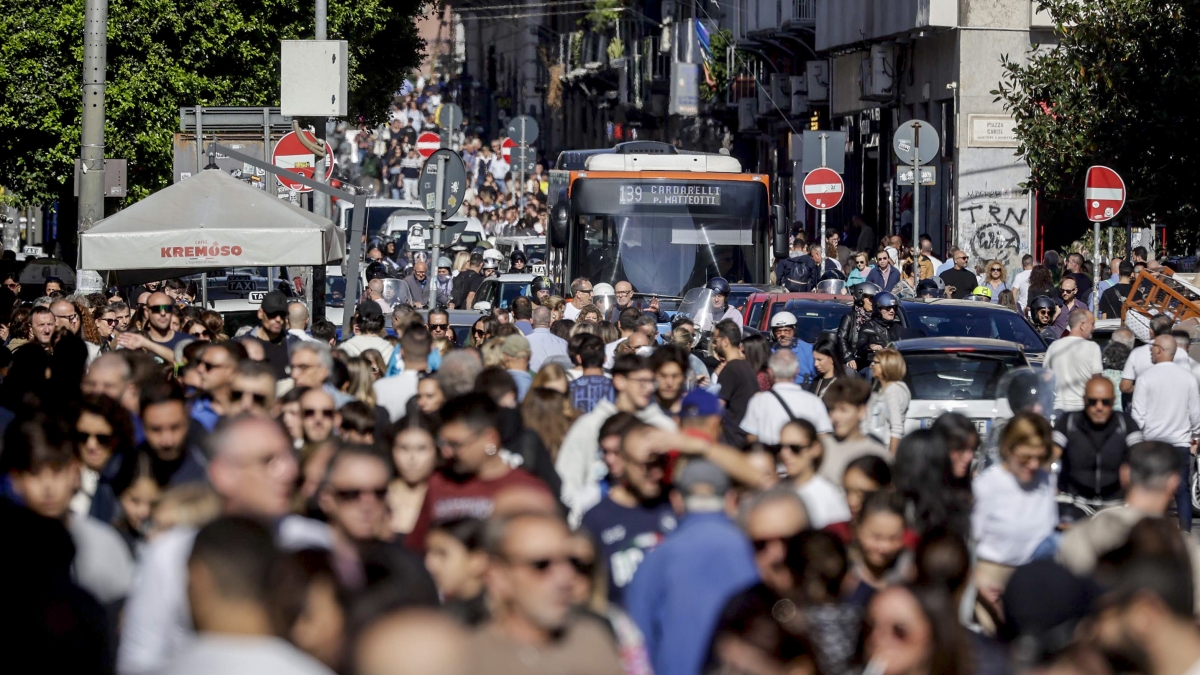 Ognissanti con un sole estivo, folla di turisti a Napoli