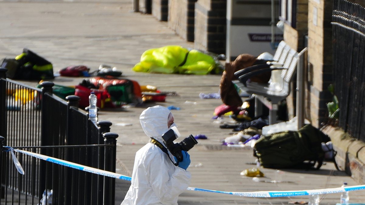 Accoltellamento sul treno per Londra, la polizia: «Non è terrorismo». I 15 minuti di terrore sui vagoni, l Accoltellamento sul treno per Londra, la polizia: «Non è terrorismo». I 15 minuti di terrore sui vagoni, l