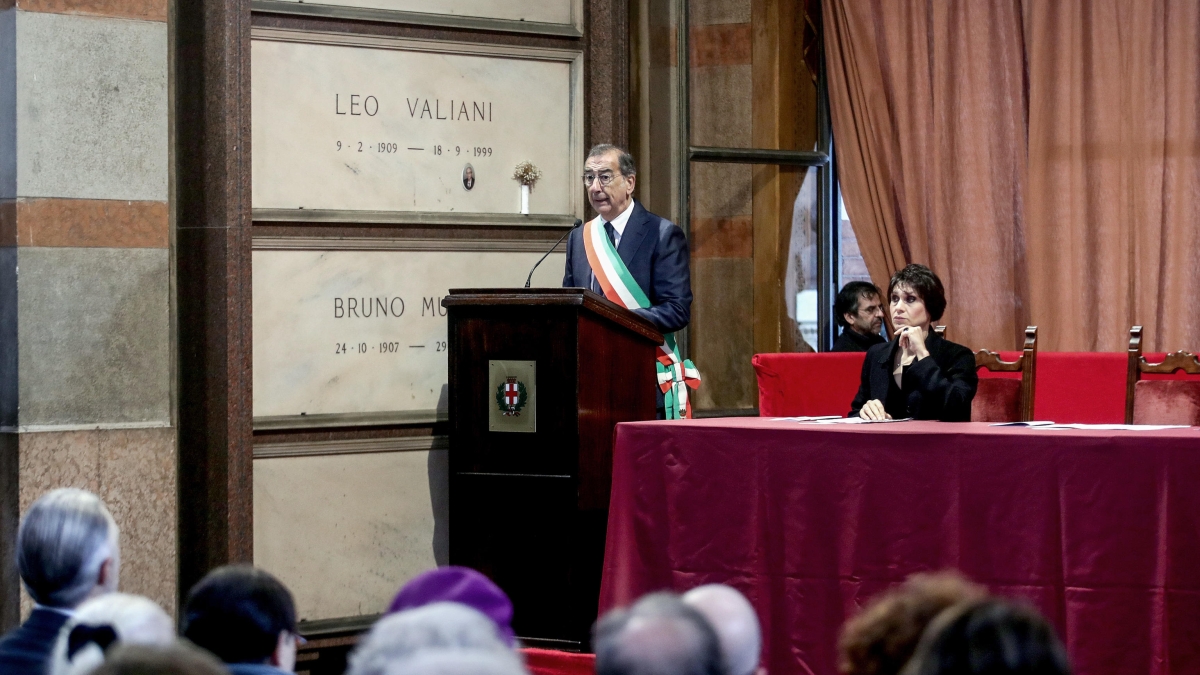 Milano, Sala al Famedio: «In tempi di odio e di prevaricazione servono esempi autorevoli». E parla di San Siro e della tassa di soggiorno