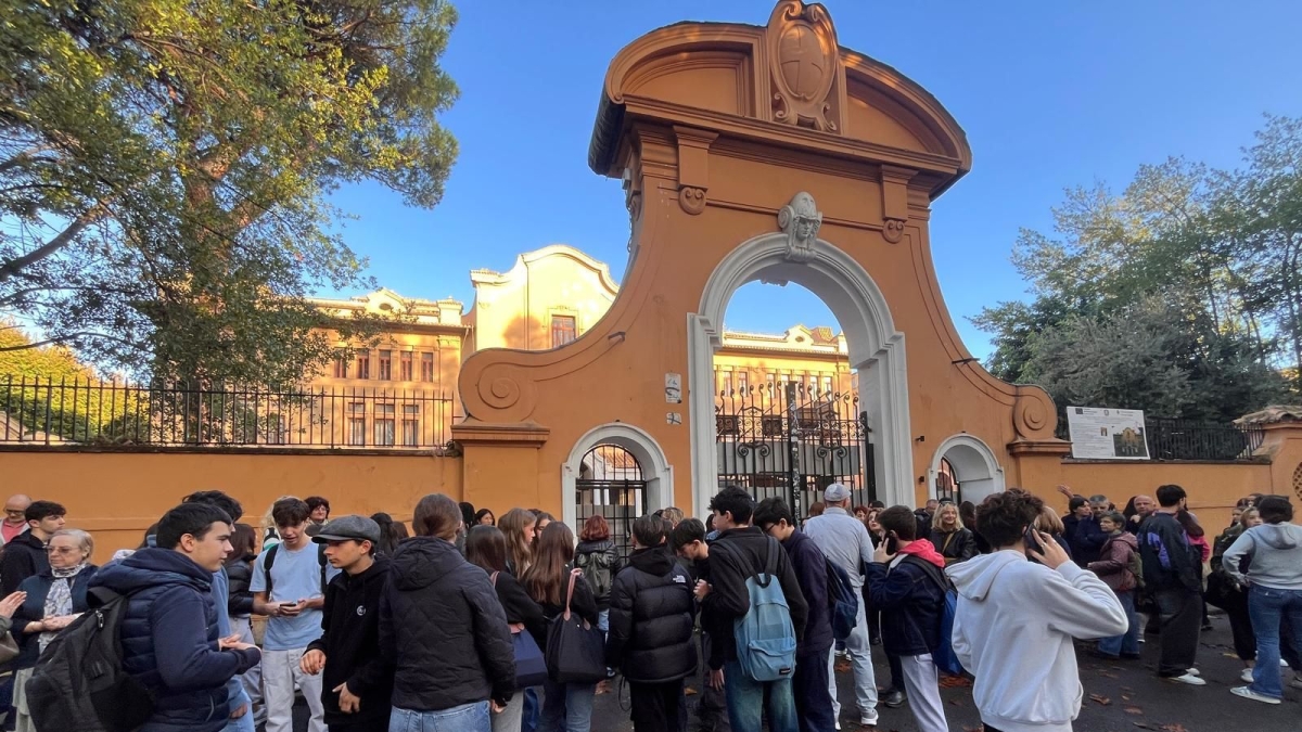 Roma, il liceo Mamiani occupato nella notte: gli studenti barricati all'interno