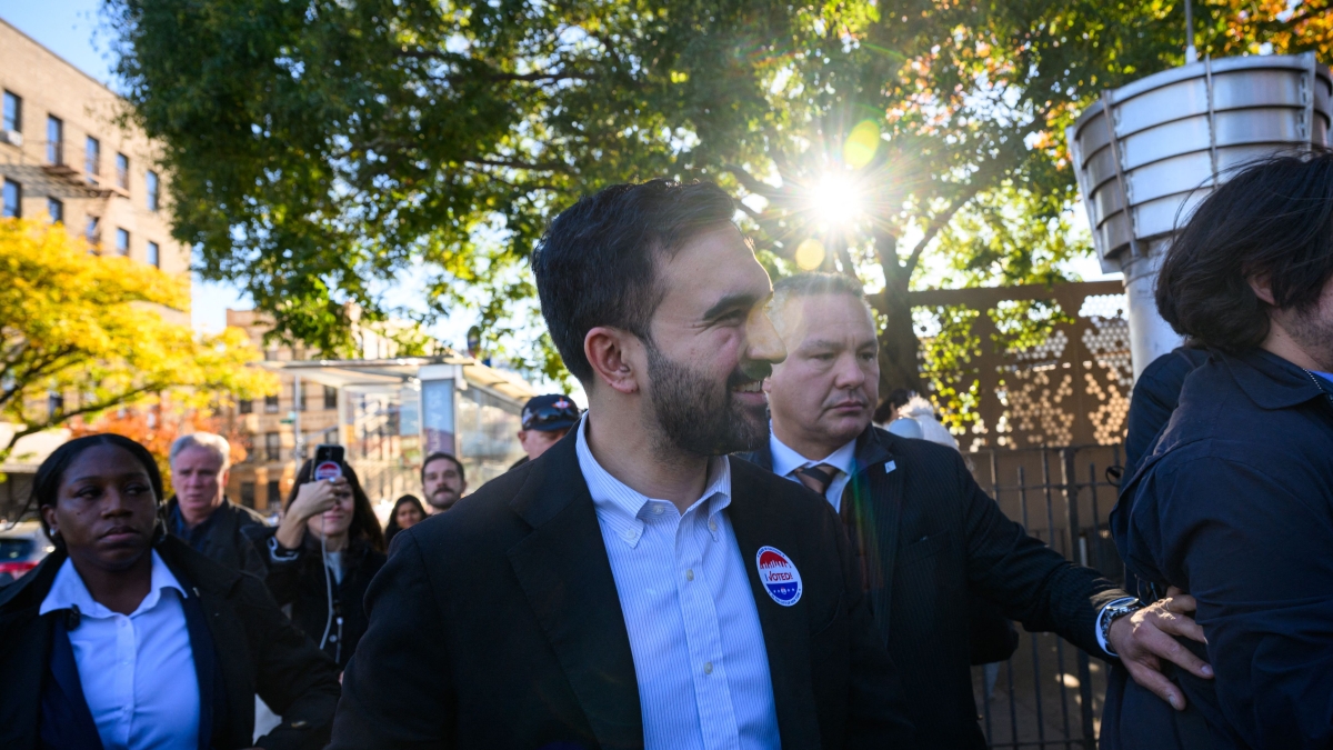 New York al voto, Mamdani favorito. Trump: «Ogni ebreo che lo vota è uno stupido» | Perché è un terremoto (anche per i valori)