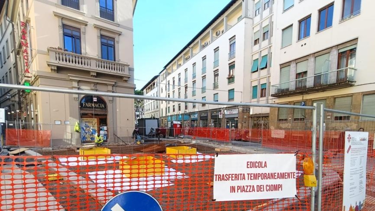 Firenze, la sindaca Funaro irritata per il cantiere infinito di via Pietrapiana: i cassonetti restano davanti alle ex Poste