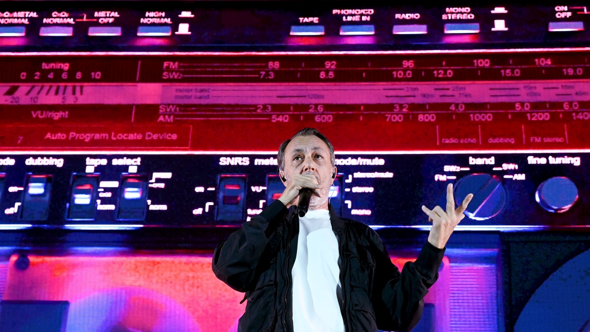 Il ritorno di Neffa sul palco, uno show eclettico tra rap, punk e pop-soul