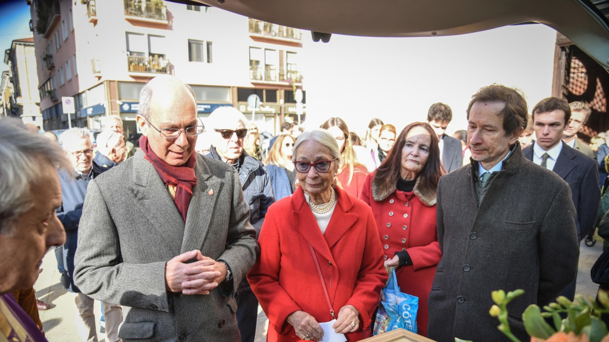 Milano, il funerale a colori di Giorgio Forattini. La moglie: «Lui avrebbe voluto così»