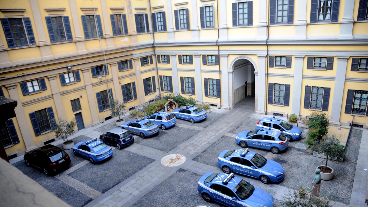 Corsico, costringeva convivente e figli (minori di lei) a vivere in una baracca tra botte e sevizie: arrestato 28enne