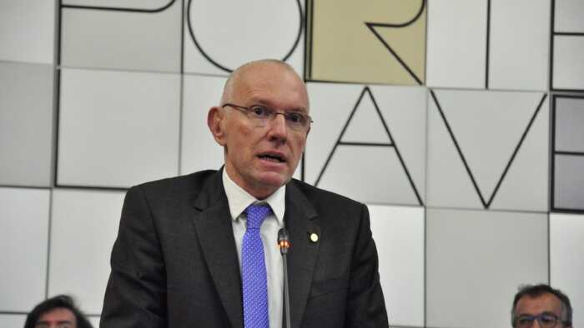 Chi è Renzo Testolin, eletto presidente della Regione Val D'Aosta: il consulente finanziario in consiglio da 12 anni. Ecco la sua giunta