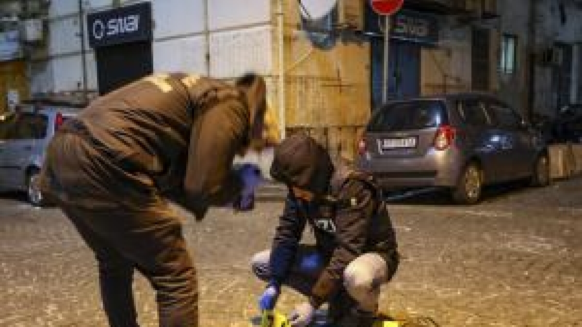 Torre Annunziata, «stesa» su corso Vittorio Emanuele: nel mirino un'auto in sosta, si cercano gli autori