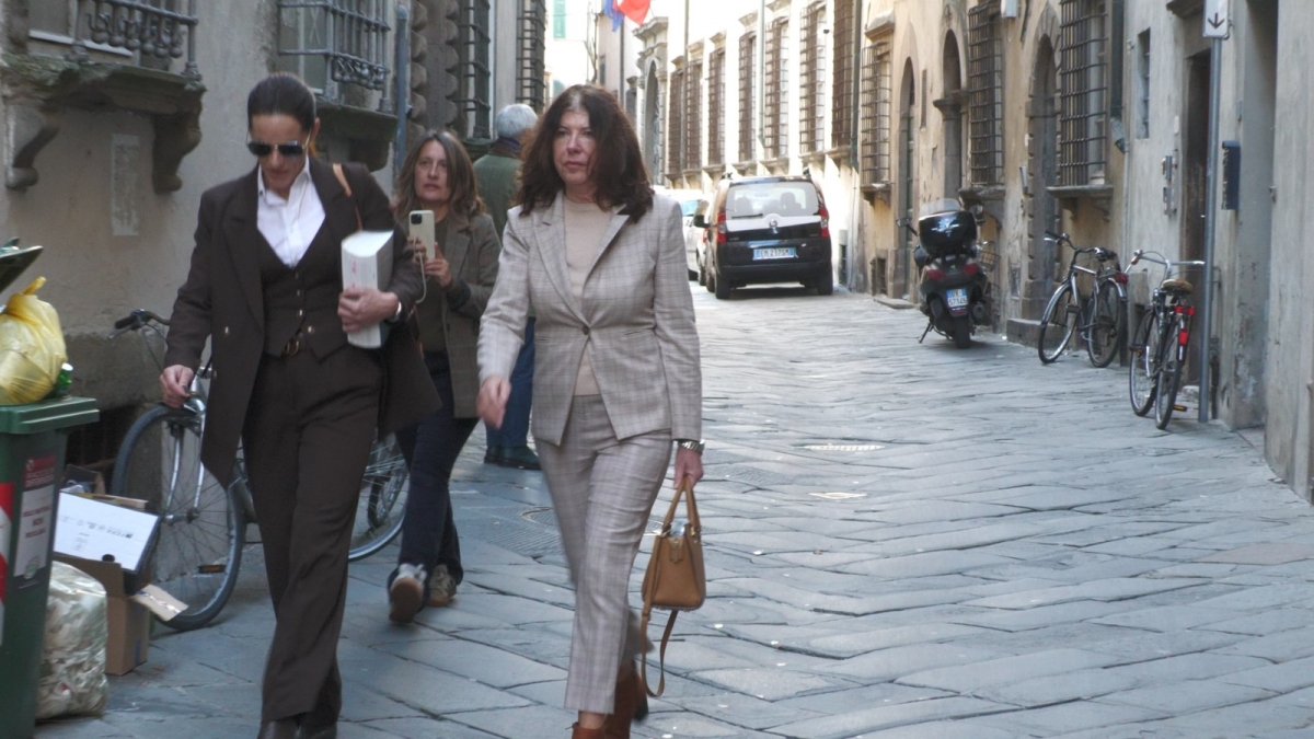 Uccise il borseggiatore schiacciandolo col suv a Viareggio, Cinzia Dal Pino in aula per il processo: «Si è pentita, quando la arrestarono era in chiesa a pregare»