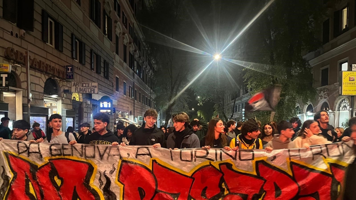 Quattrocento studenti del liceo Righi in corteo da piazza Fiume fino a piazzale Aldo Moro. Lo striscione: «No pasaran»