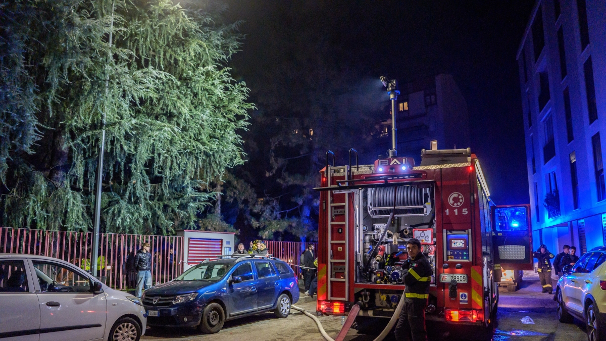 Incendio in via Rucellai, muore un’anziana di 79 anni, era sola in casa. Fiamme partite per cause accidentali vicino a una tenda