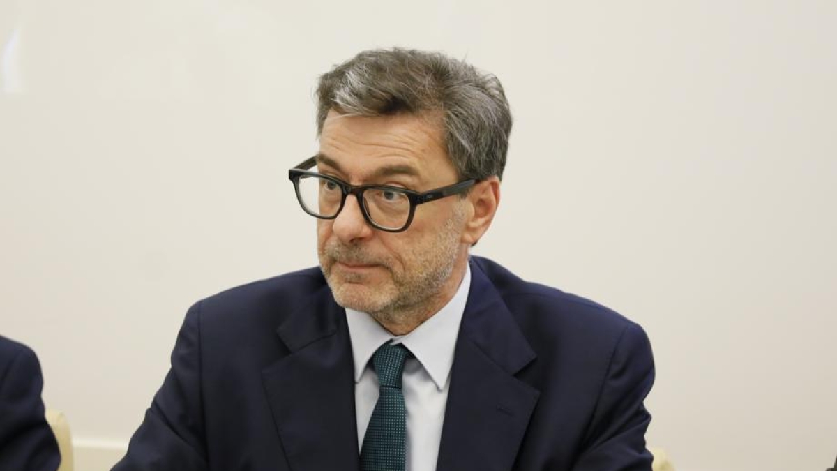 Manovra, Giorgetti: «Massacrati da chi può farlo, chi prende 2.000 euro non è un ricco»