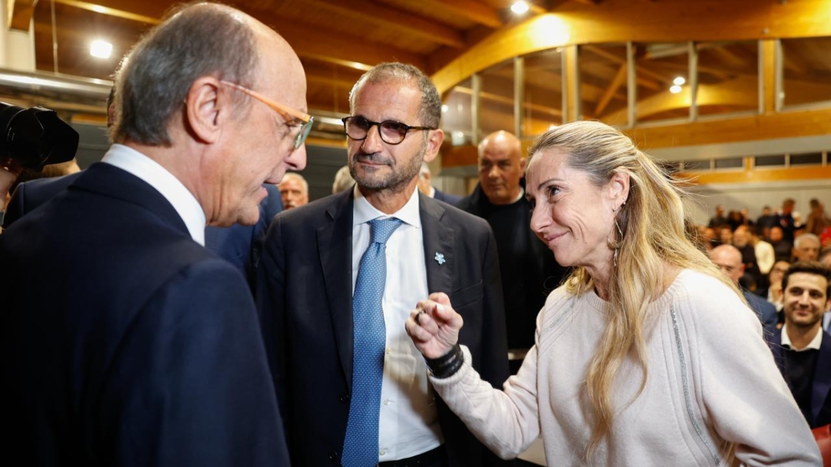 «La Campania è contendibile». La premier spinge per la rimonta