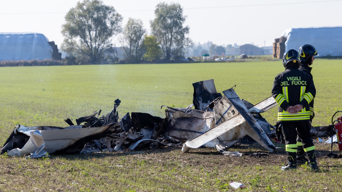 Ultraleggero cade appena dopo il decollo e va a fuoco, morto pilota nel Ferrarese