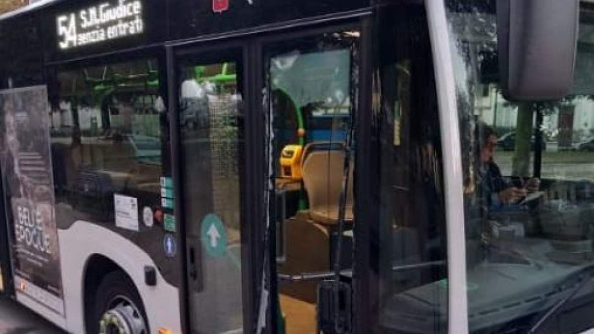 Lucca, daspo urbano per i due ragazzini che hanno aggredito l'autista del bus