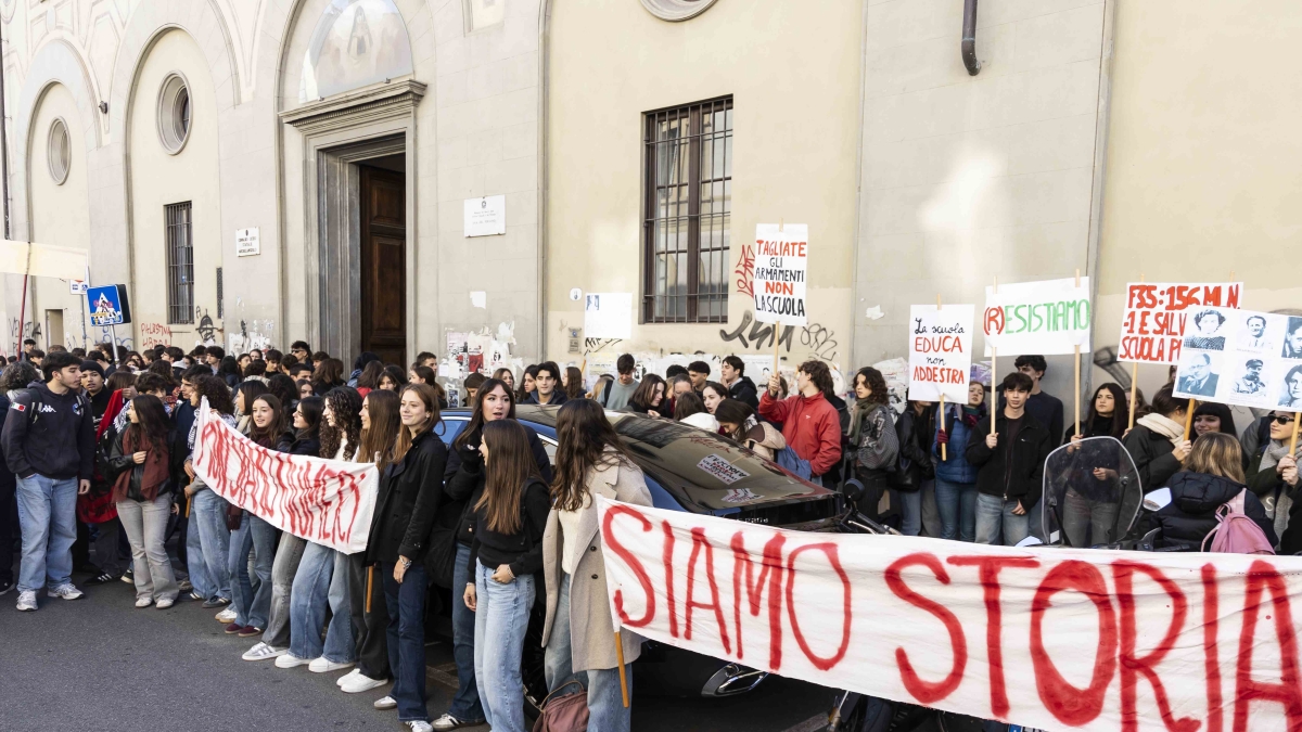 «Il Miche non si tocca»: la protesta di studenti e prof contro l'ipotesi accorpamento del liceo
